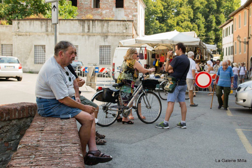 habitants de lucques au marché