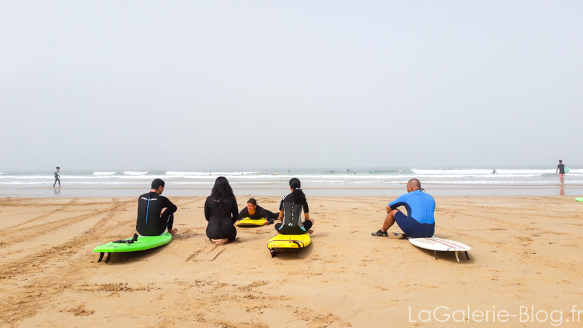 eleves pendant un cours de surf à Taghazout spot anfa