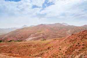 paysage de montagnes rouges dans l'atlas