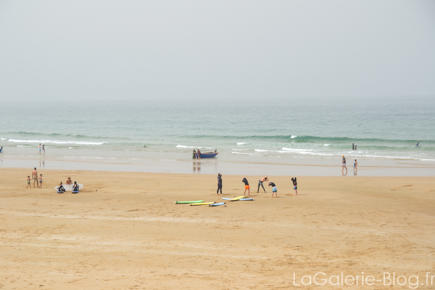 eleves s'etirant avant un cours de surf