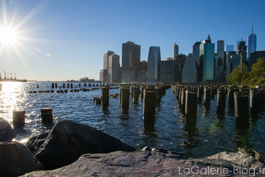 vue sur manathan depuis brooklyn et pilotis