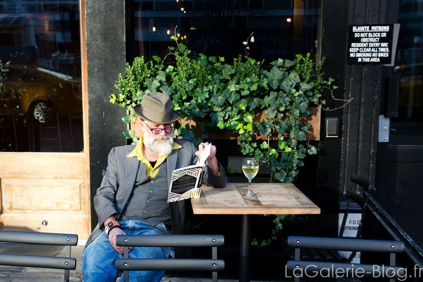 un homme à la terrasse d'un café