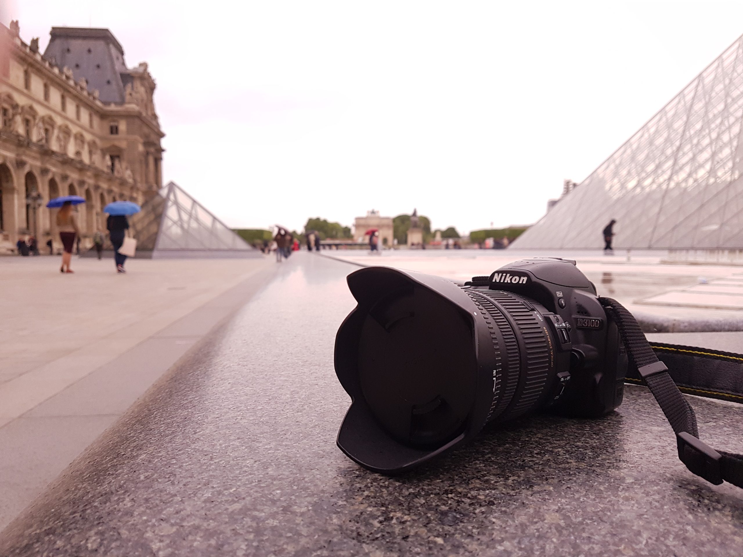 image de reflex à paris devant la pyramide du Louvres