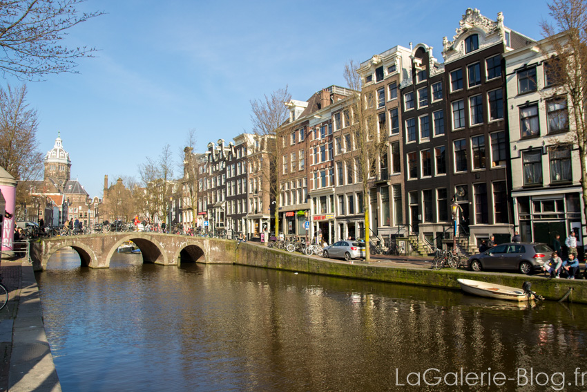 petit pont au dessus d'un canal à amsterdam