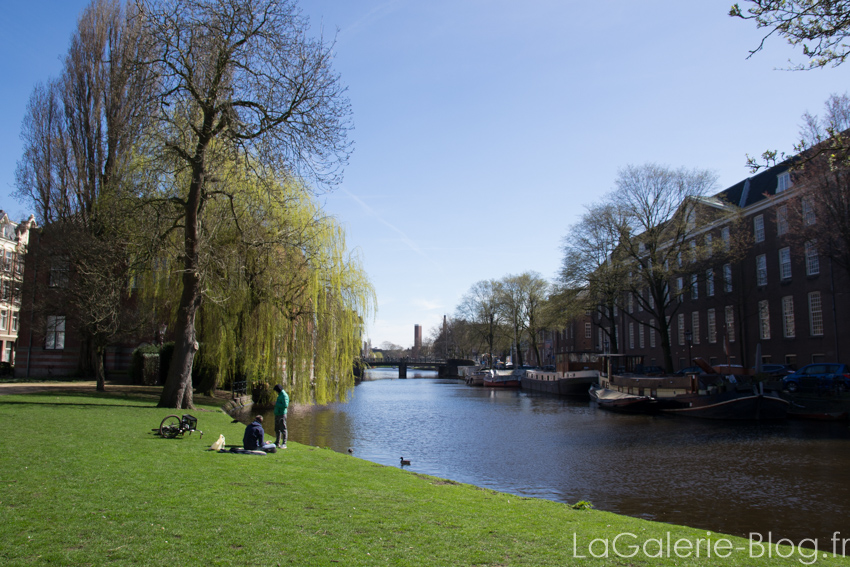 parc au bord d'un canal