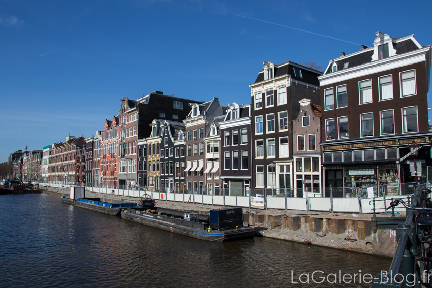 vue sur un canal avec bateaux - amsterdam