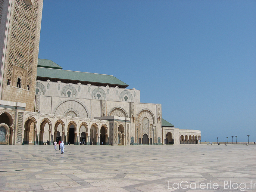 place devant la mosquée hassan II