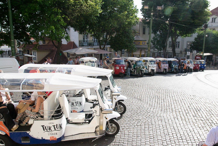 tuk-tuk devant la cathédrale Sé