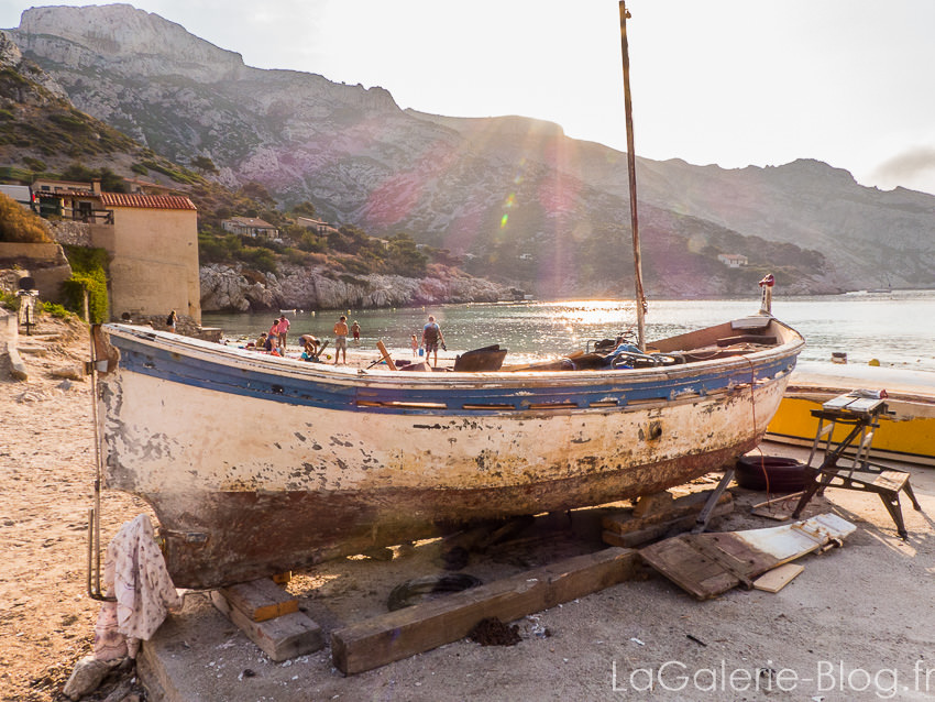 barque sur la place de sormiou