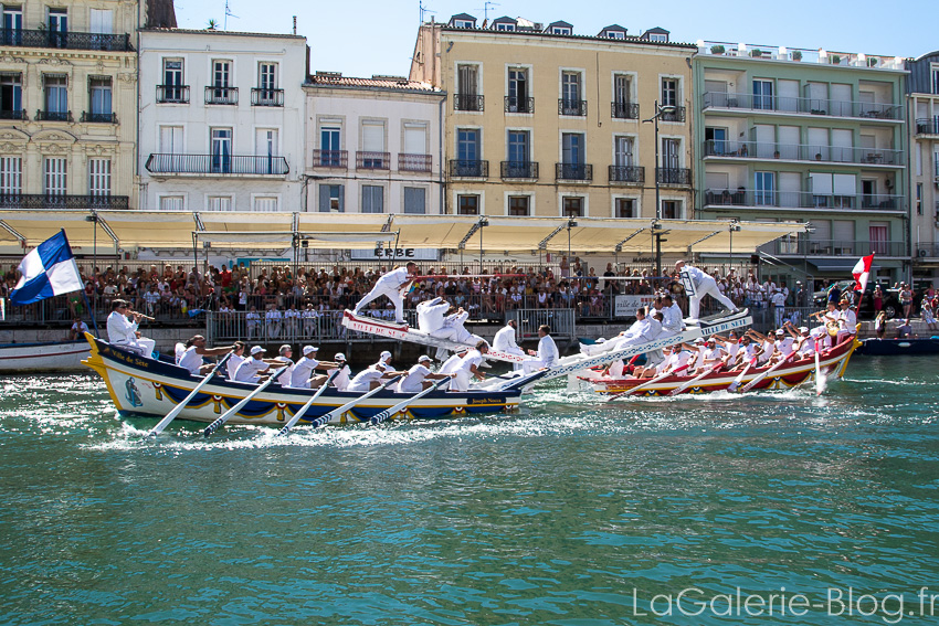 bateaux s'affrontant aux joutes