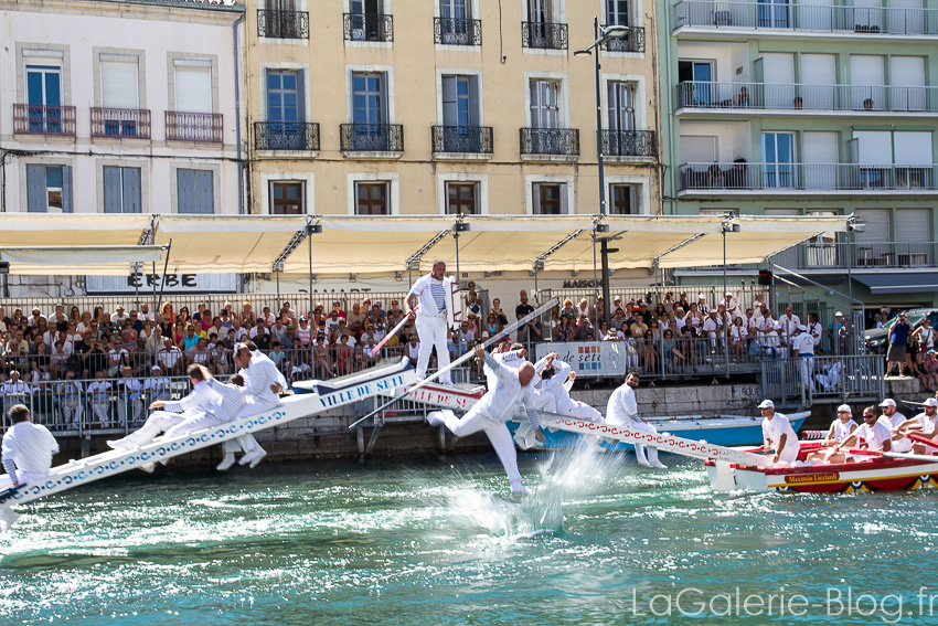 joute de sete : le perdant tombe a la mer