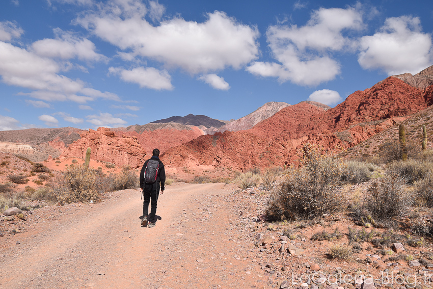 marche sur la route à la sortie du village d'Uquia