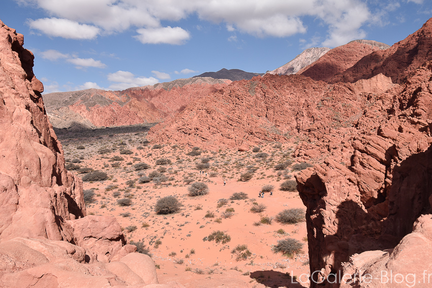 Marche dans le desert à la sortie du village d'Uquia