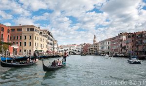 Gondole sur le grand canal a venise