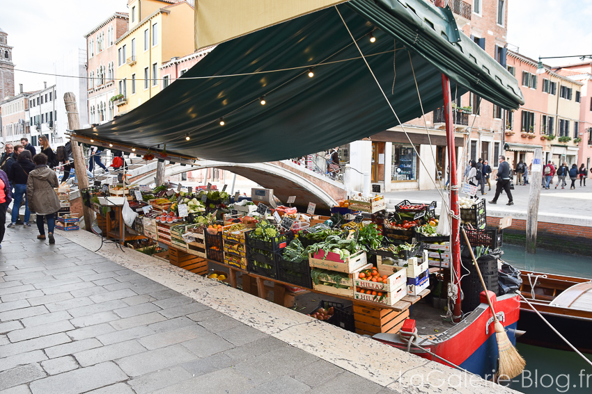 marché flotant à Venise