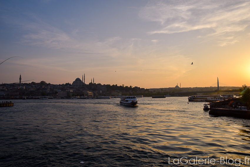 bateau sur le bosphore au coucher du soelil a Istanbul - turquie