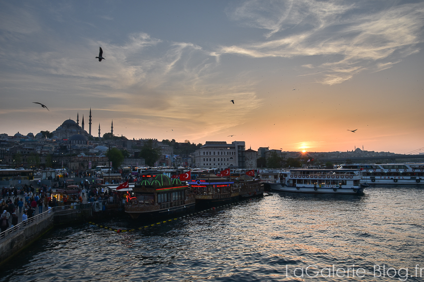 vue sur Istanbul depuis le pont galata au coucher du soleil