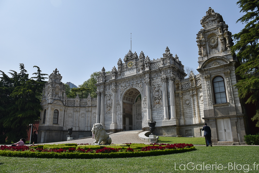 porte du palais dolmabace istanbul