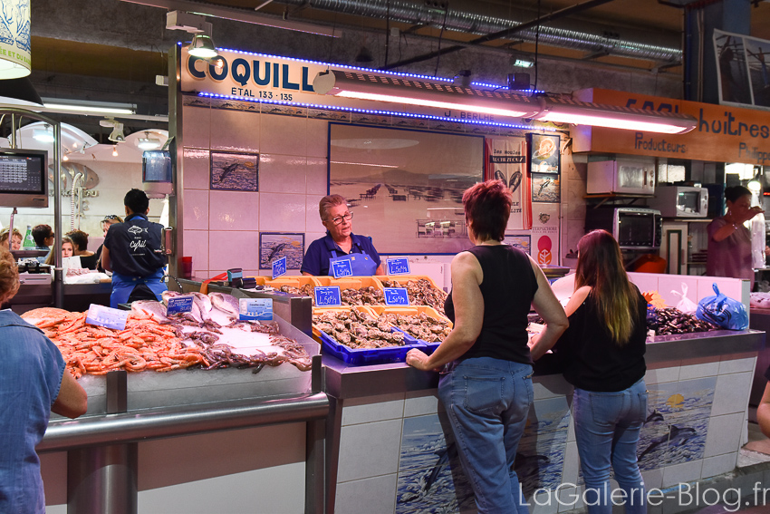 poissonier dans les halles de sete