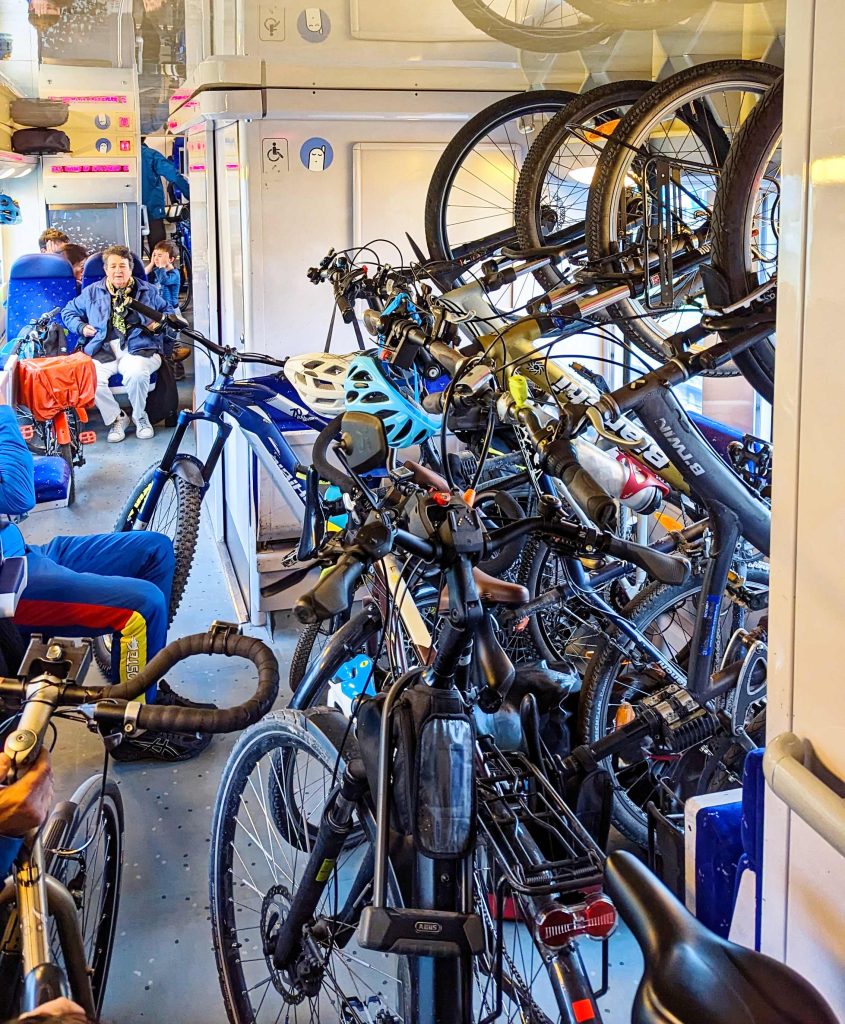 vélos dans un train sncf avec trop peu de places