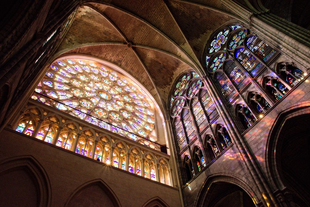 intérieur de la basilique saint denis : et la luière fut...