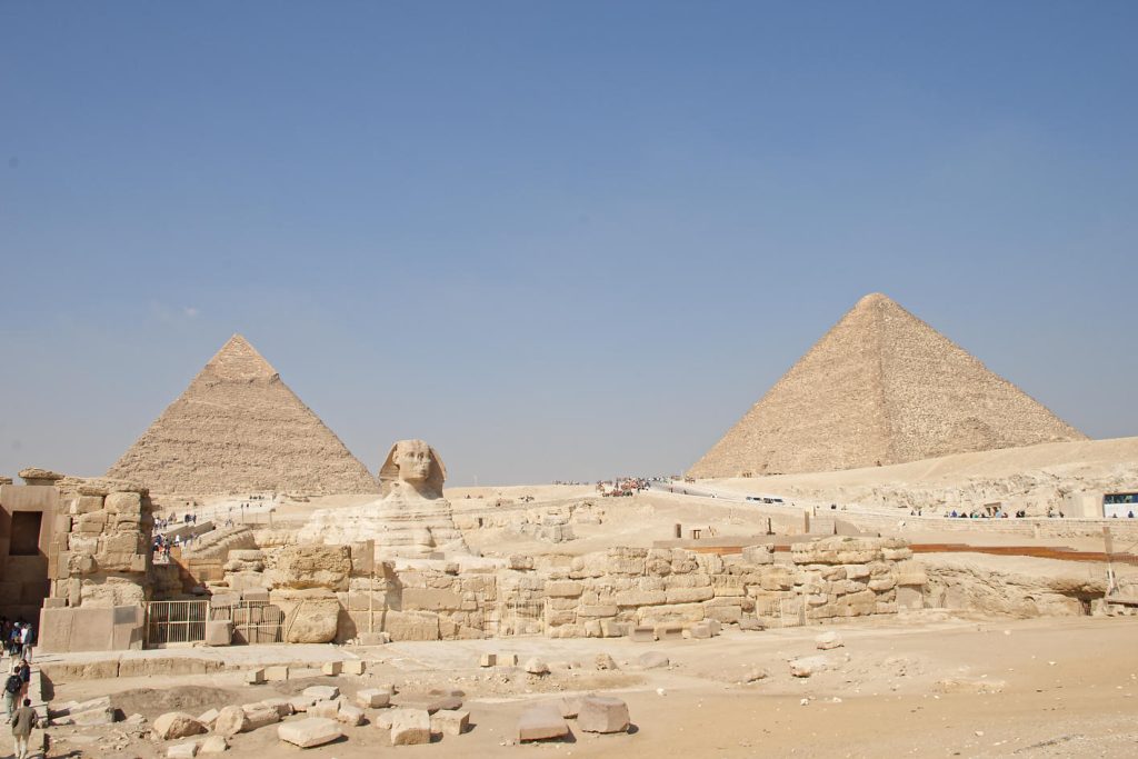 sphinx devant les pyramides