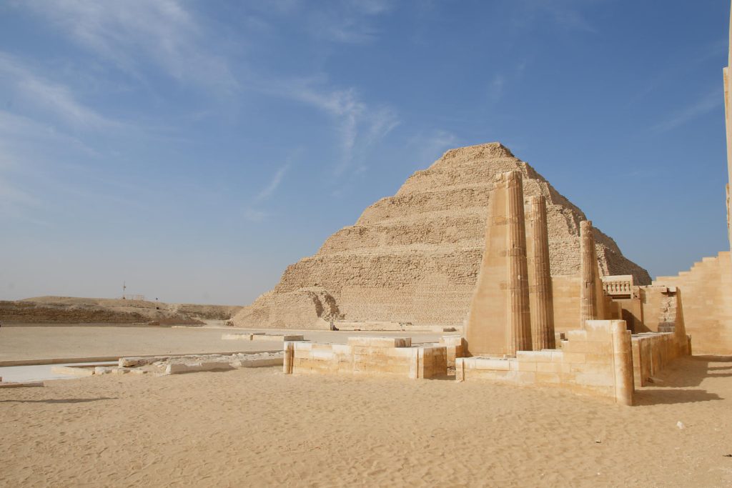 saqqarah et pyramide a niveaux