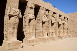 statues au temple de karnak
